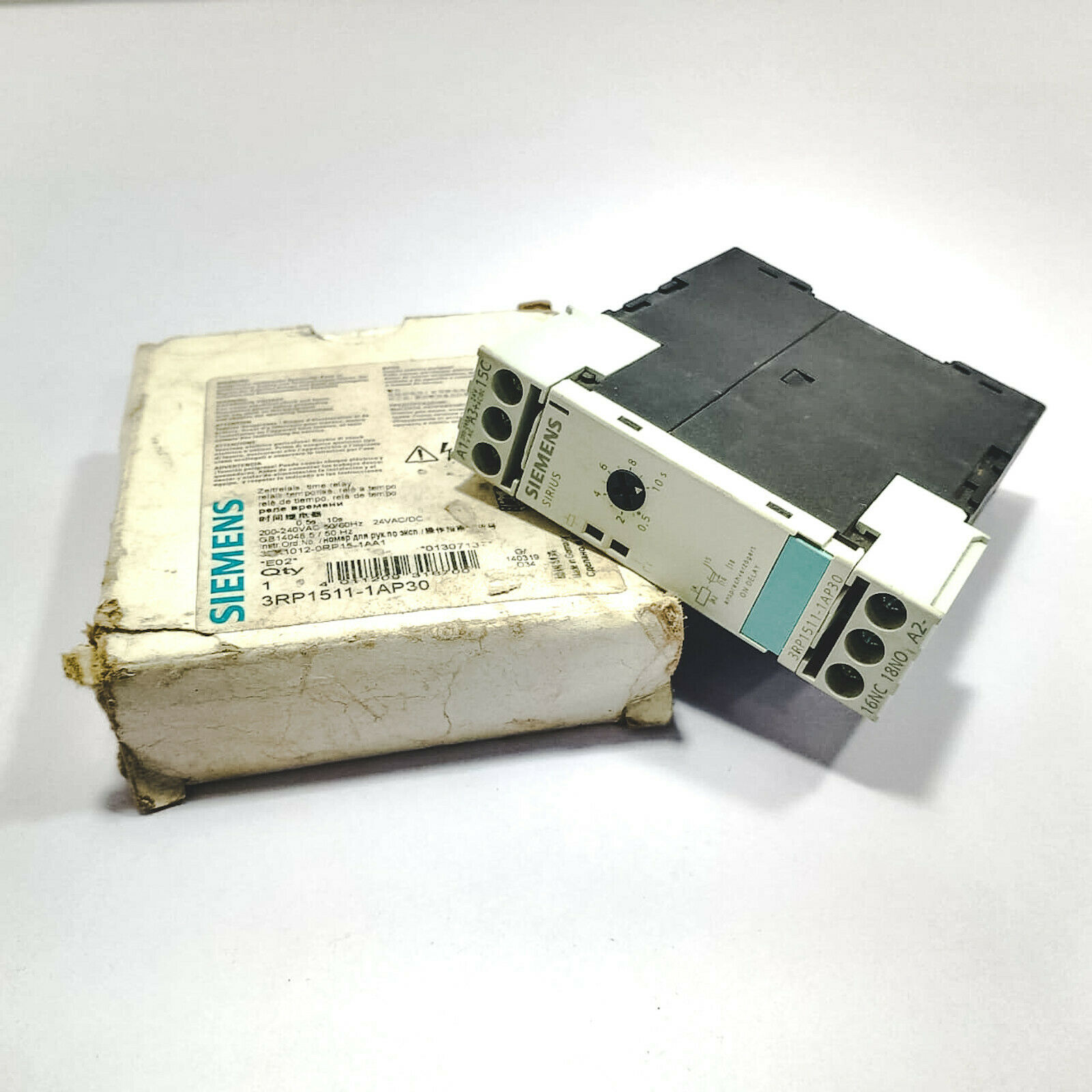 SIEMENS 3RP1511-1AP30 0.5 - 10 SECONDS SOLID STATE TIME RELAY