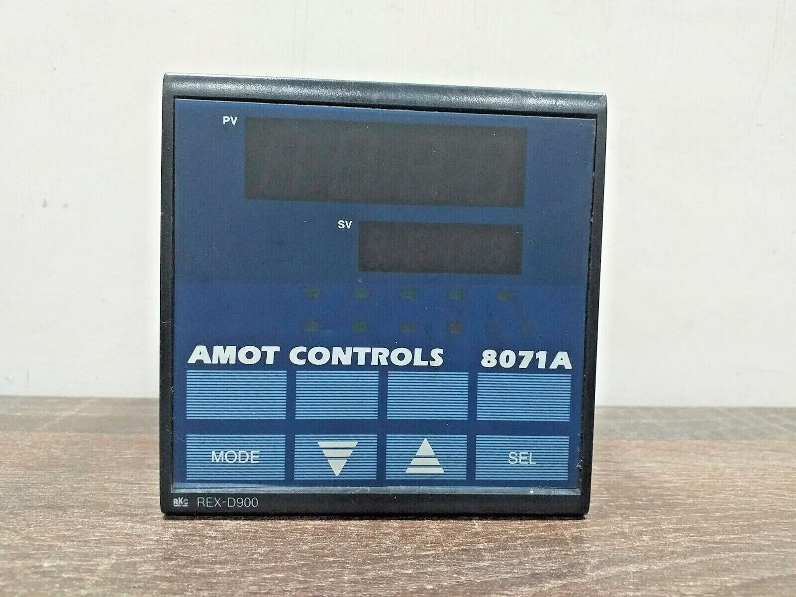 AMOT CONTROLS 8071A-013-AA DIGITAL TEMPERATURE CONTROLLER