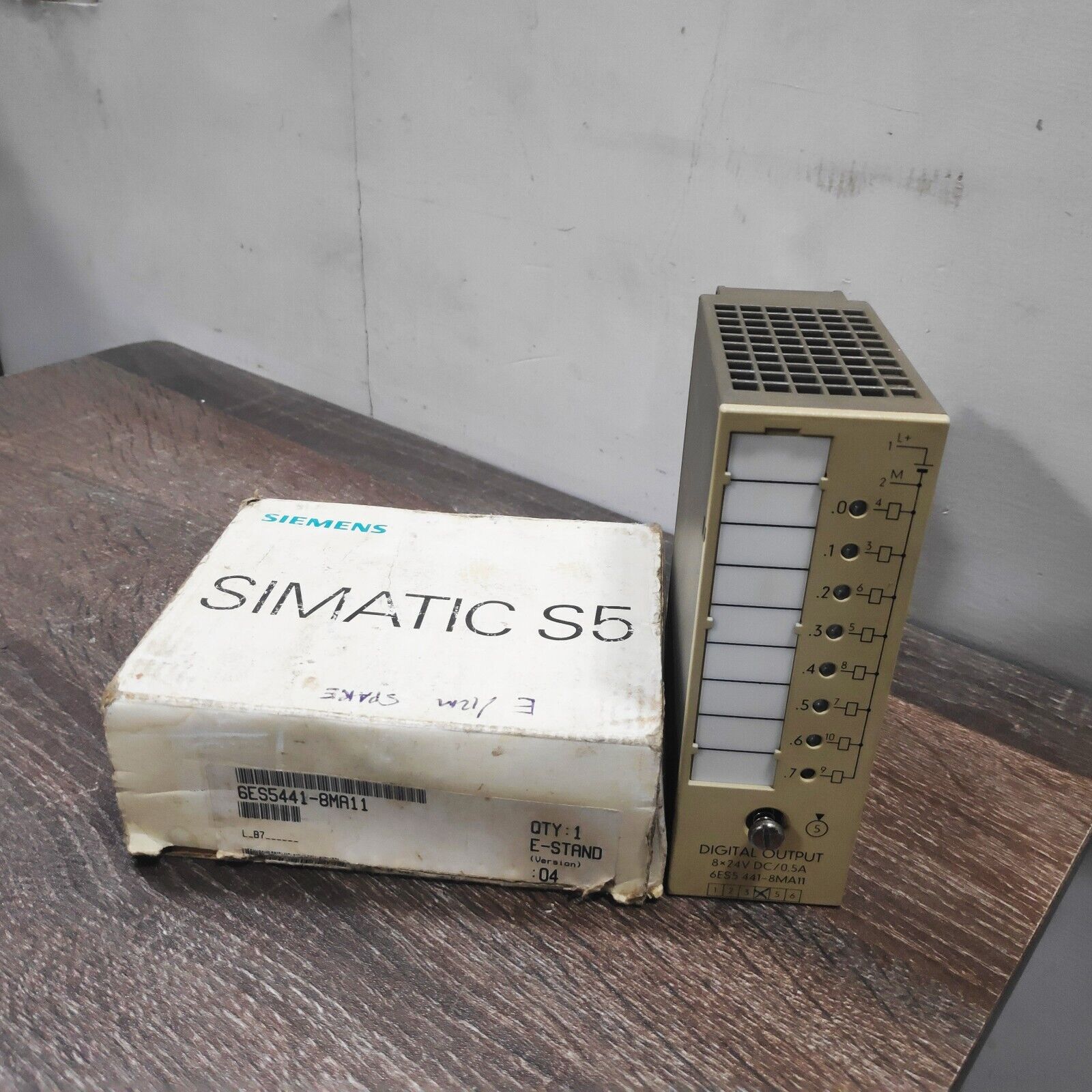 SIEMENS 6ES5441-8MA11 DIGITAL OUTPUT MODULE SIMATIC-S5 NON-ISOLATED 8-OUTPUT 0.5AMP 24VDC