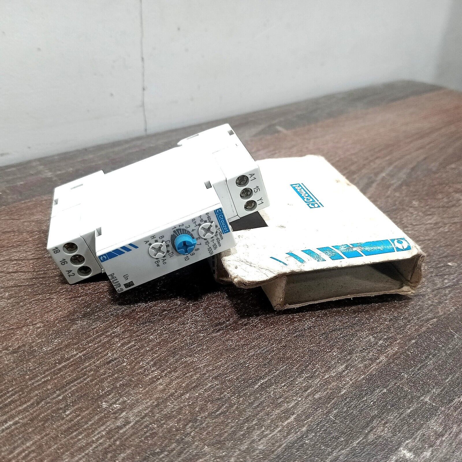 CROUZET 88826103 MUR3 TIME DELAY RELAY 8AMP 250VAC 0.1SEC-100HOURS