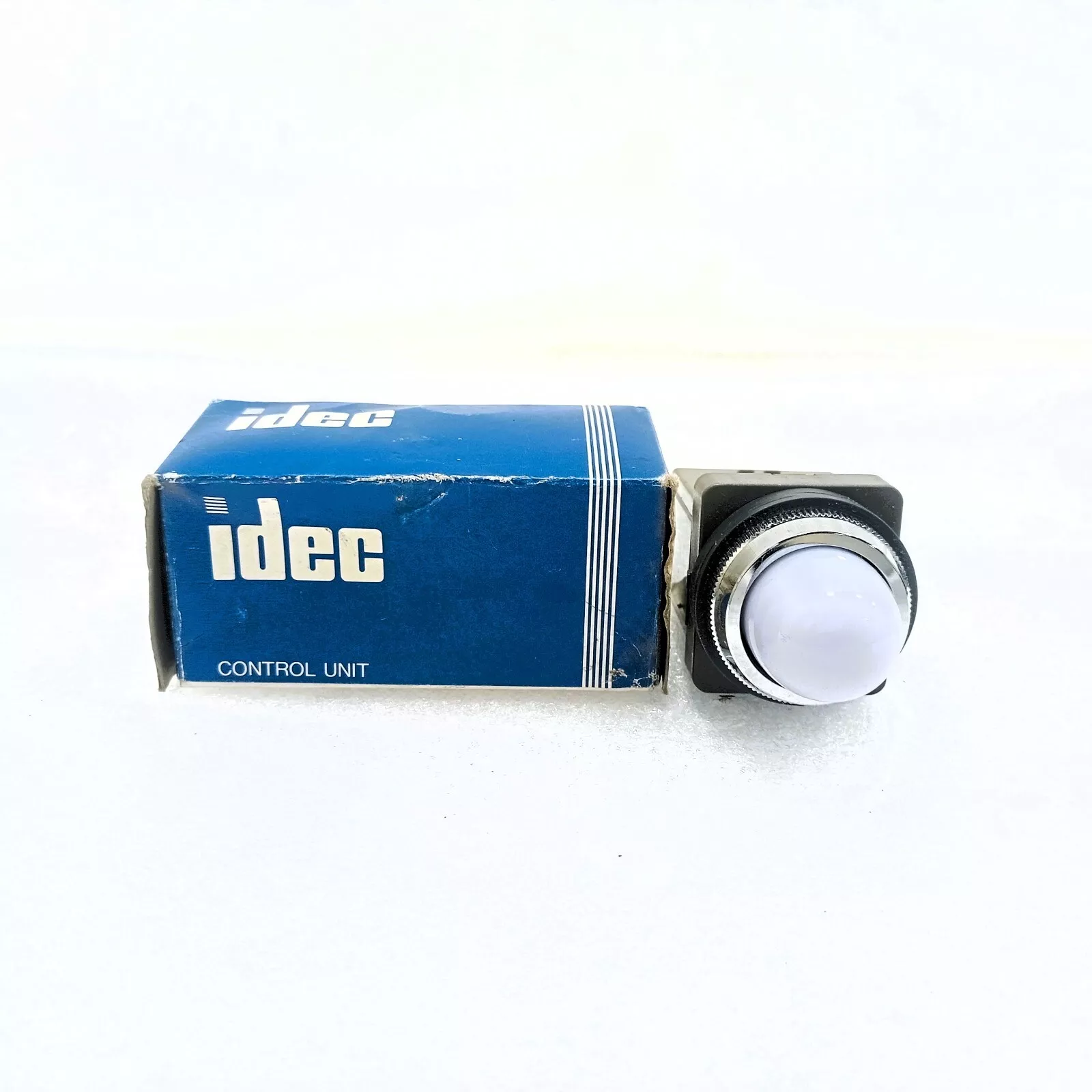  Idec APN118W Pilot Light ILLUMINATED ROUND 30MM 100-110VAC/DC WHITE